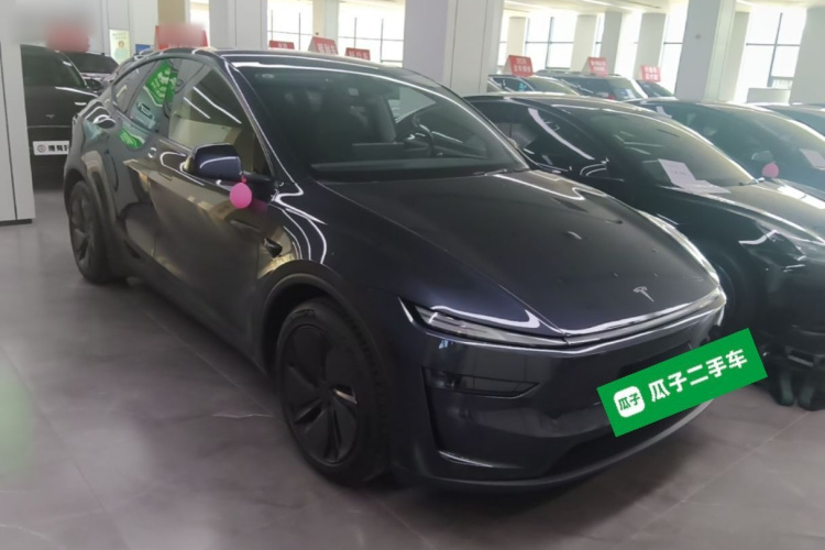 Tesla Model Y 2025 #4 Tesla Model Y 2025 car image #4