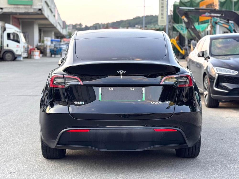 Tesla Model Y 2023 #4 Tesla Model Y 2023 car image #4