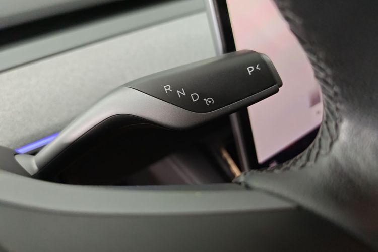Tesla Model Y 2023 car image #14