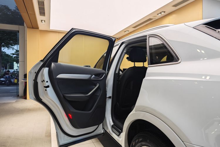 Audi Q3 2016 car image #8