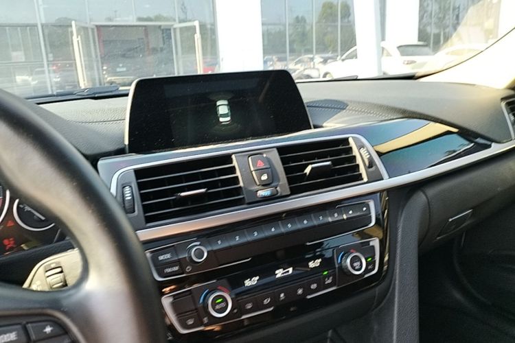 BMW 3 Series 2018 car image #13