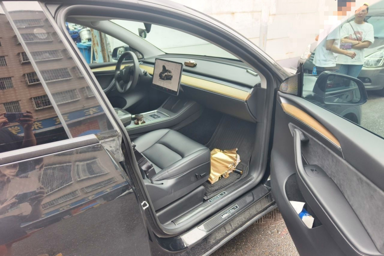 Tesla Model Y 2023 car image #21