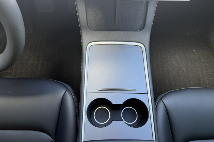 Tesla Model Y 2024 #16 Tesla Model Y 2024 car image #16