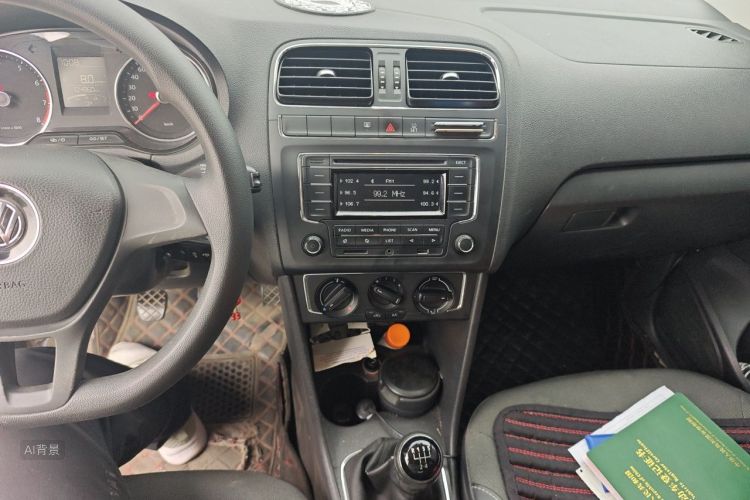 Volkswagen Polo 2015 car image #15