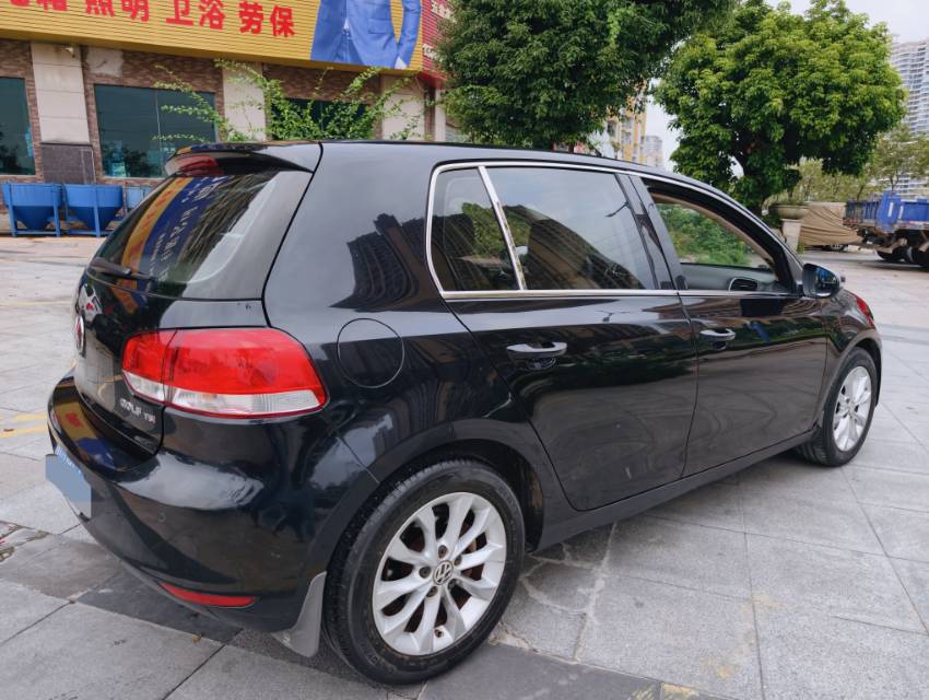 Volkswagen Golf 2010 car image #4
