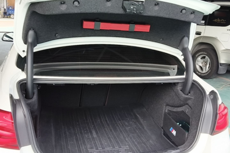 BMW 3 Series 2019 car image #21