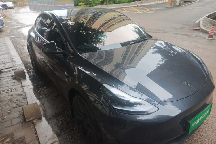 Tesla Model Y 2025 صورة سيارة #4