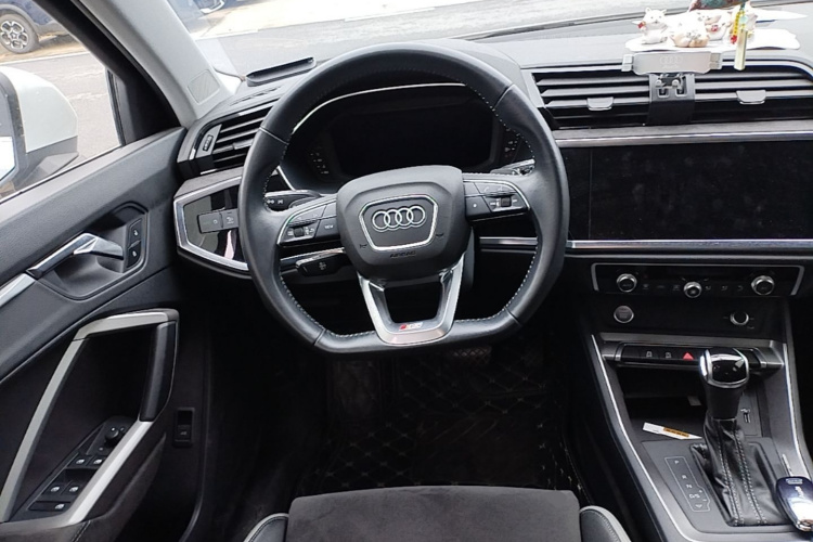 Audi Q3 2020 car image #11
