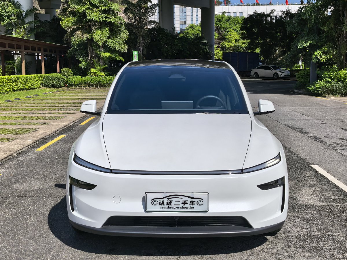 Tesla Model Y L 2025 #2 Tesla Model Y L 2025 car image #2