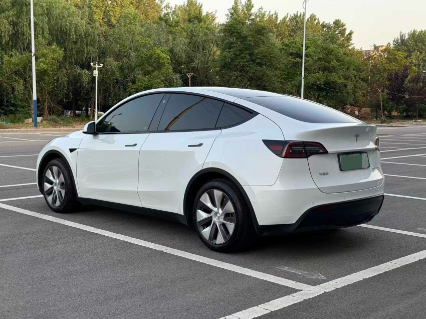 Tesla Model Y 2023 car image #4