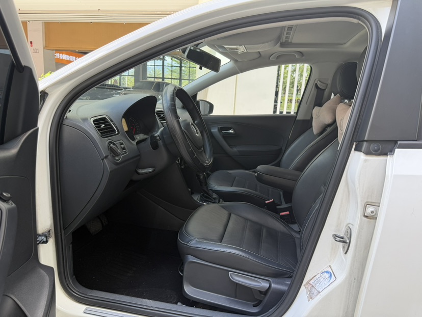Volkswagen Polo 2014 car image #4
