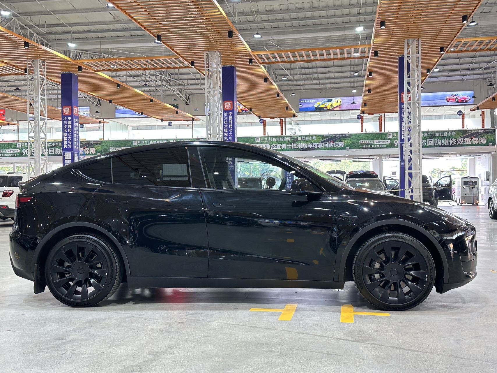 Tesla Model Y 2023 car image #4
