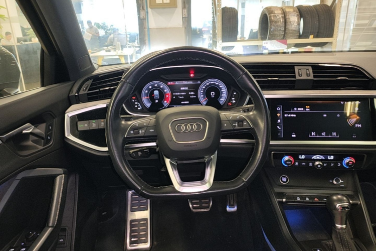 Audi Q3 2024 car image #11