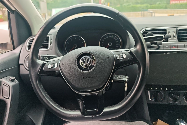 Volkswagen Polo 2016 car image #11