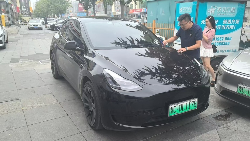 Tesla Model Y 2022 car image #2