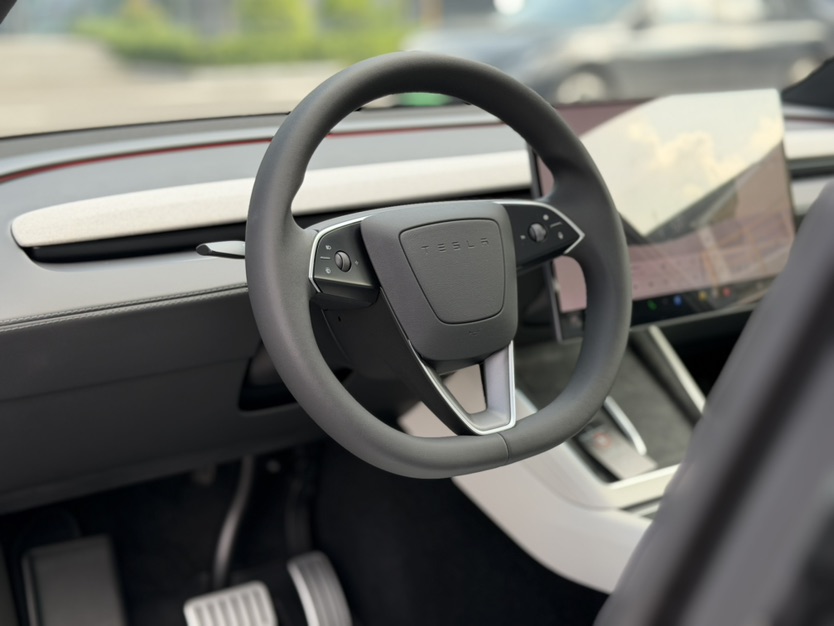 Tesla Model Y L 2026 #5 Tesla Model Y L 2026 car image #5