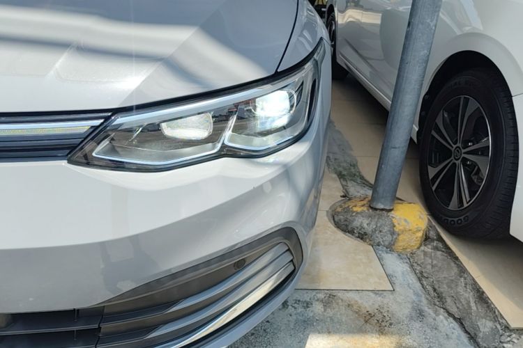 Volkswagen Golf 2021 car image #23