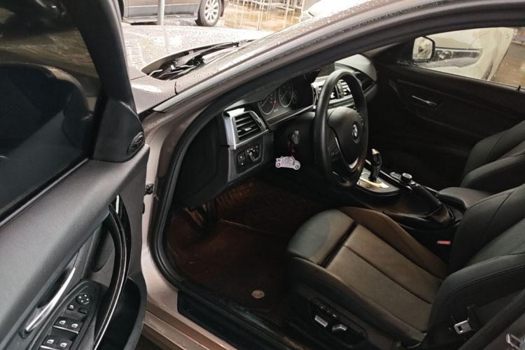 BMW 3 Series 2018 immagine di auto #16