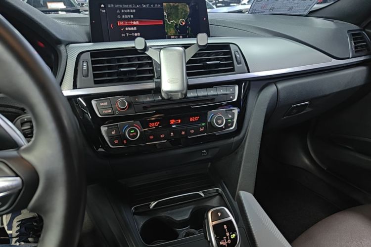 BMW 3 Series 2018 car image #17