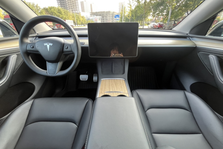 Tesla Model Y 2023 car image #24