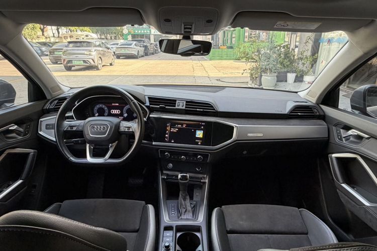 Audi Q3 2020 car image #10