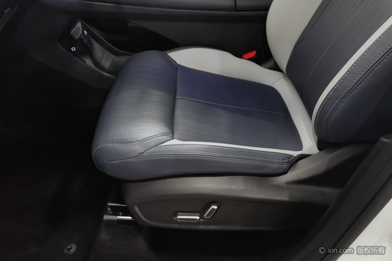GEELY Boyue L 2024 car image #21