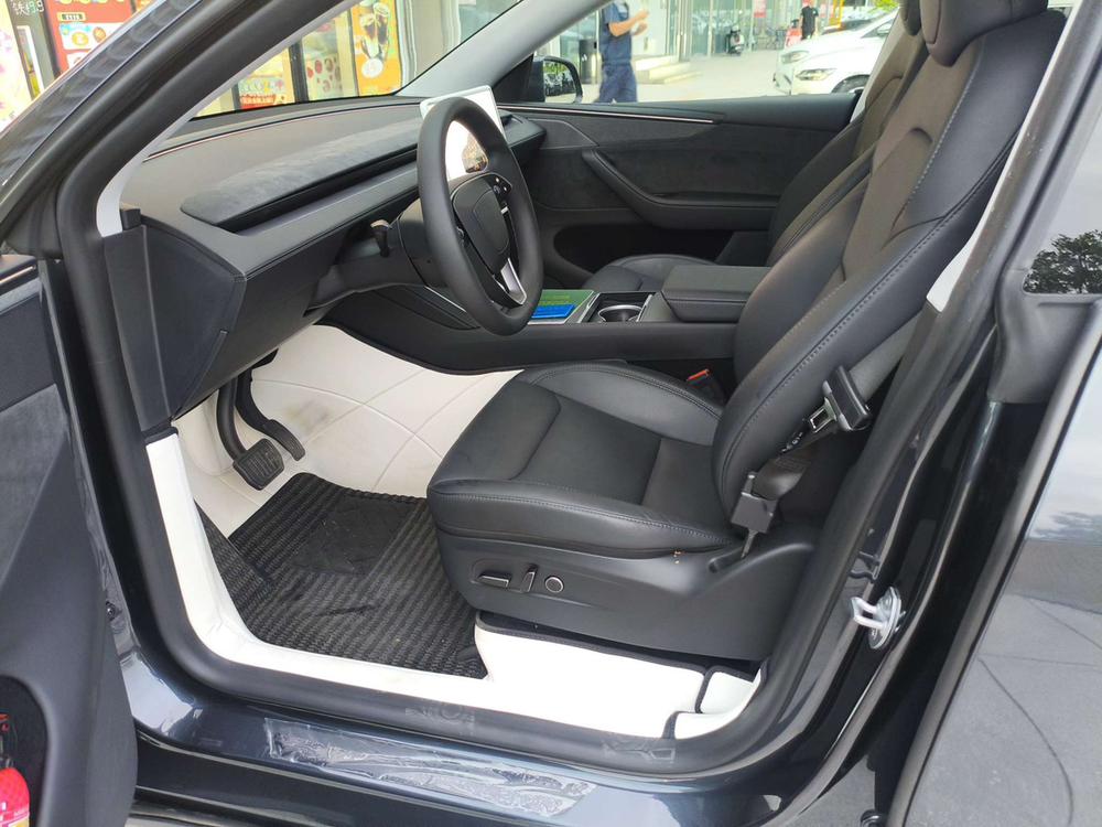 Tesla Model Y 2025 #8 Tesla Model Y 2025 car image #8
