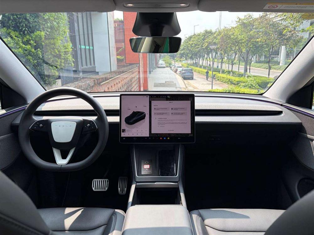 Tesla Model Y 2025 immagine di auto #10