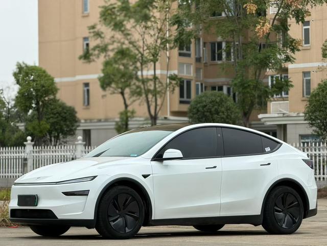 Tesla Model Y 2025 #10 Tesla Model Y 2025 car image #10