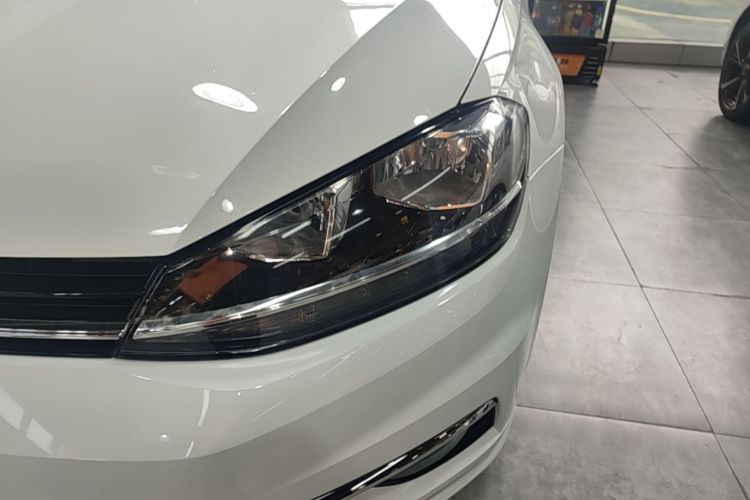 Volkswagen Golf 2018 car image #24