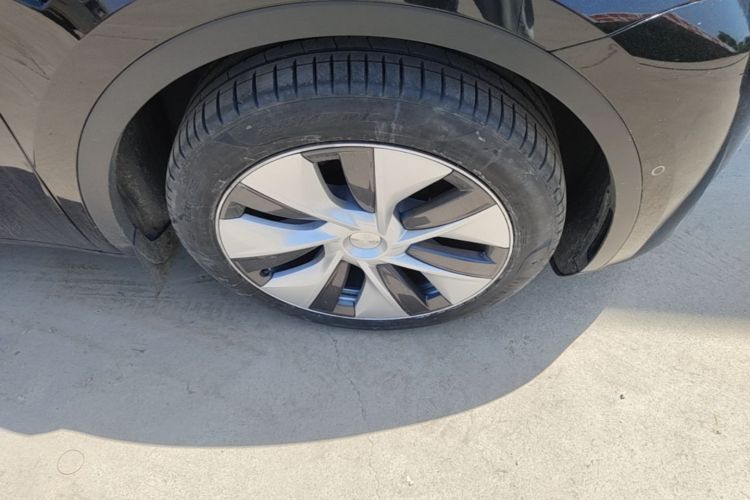 Tesla Model Y 2023 car image #9