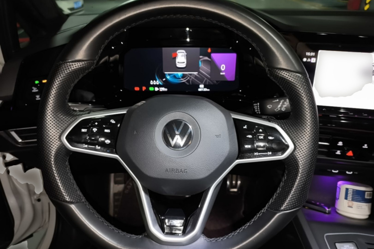 Volkswagen Golf 2022 car image #11