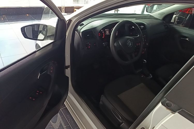Volkswagen Polo 2019 car image #16
