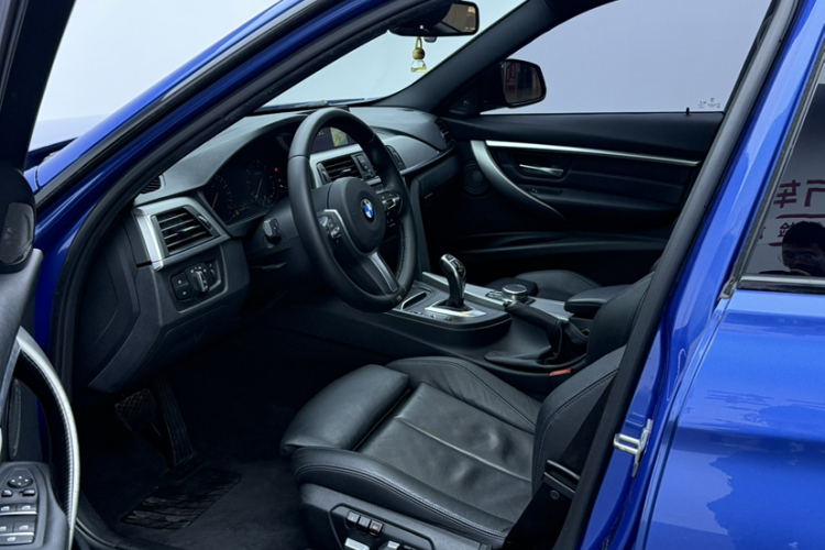 BMW 3 Series 2018 car image #25