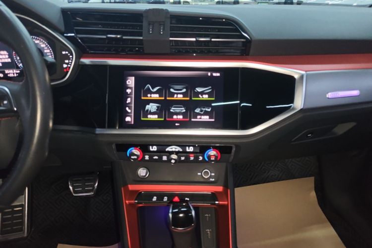 Audi Q3 2020 car image #13