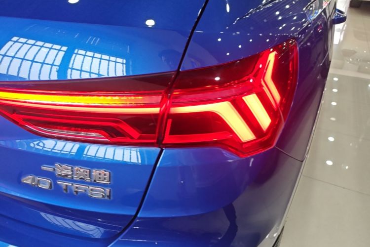 Audi Q3 2019 car image #8