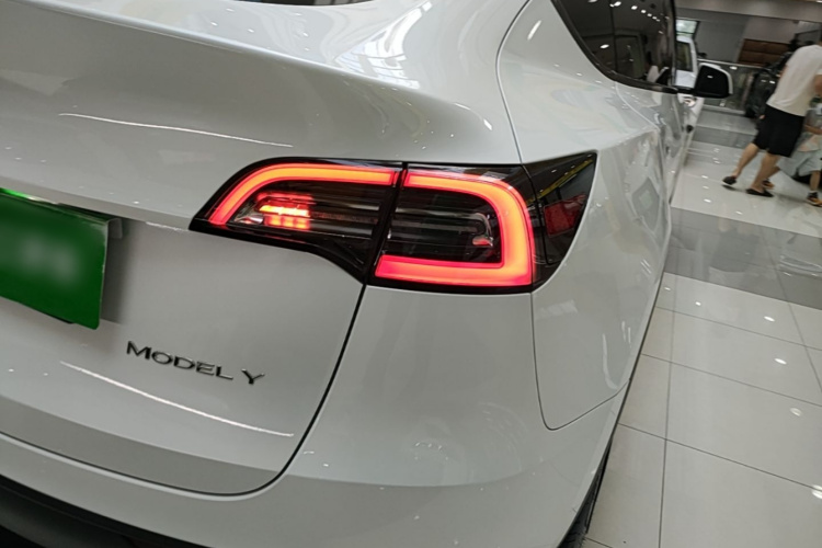 Tesla Model Y 2024 immagine di auto #8