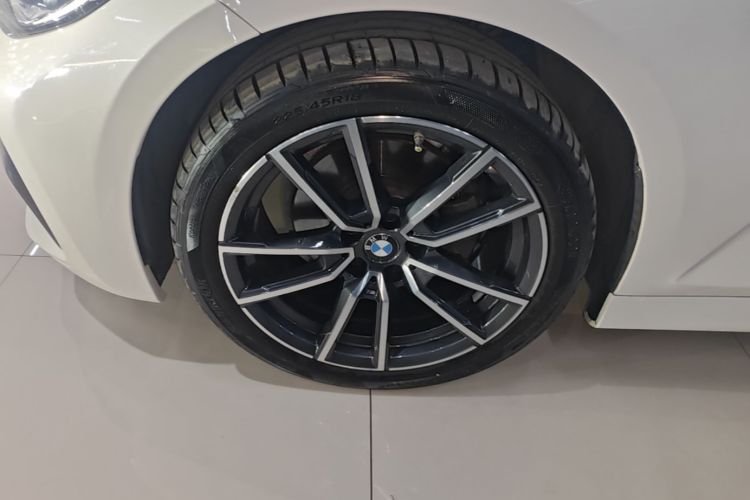 BMW 3 Series 2021 #9 BMW 3 Series 2021 صورة سيارة #9