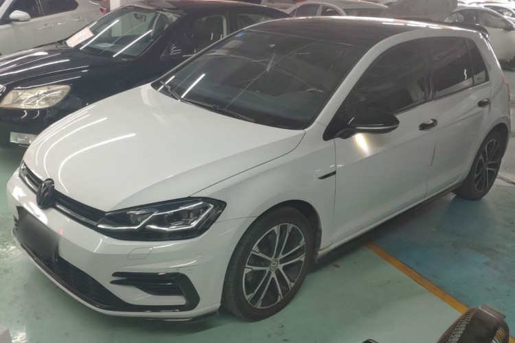 Volkswagen Golf 2018 car image #2