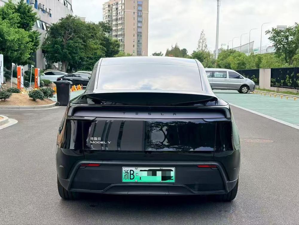 Tesla Model Y 2026 #4 Tesla Model Y 2026 car image #4