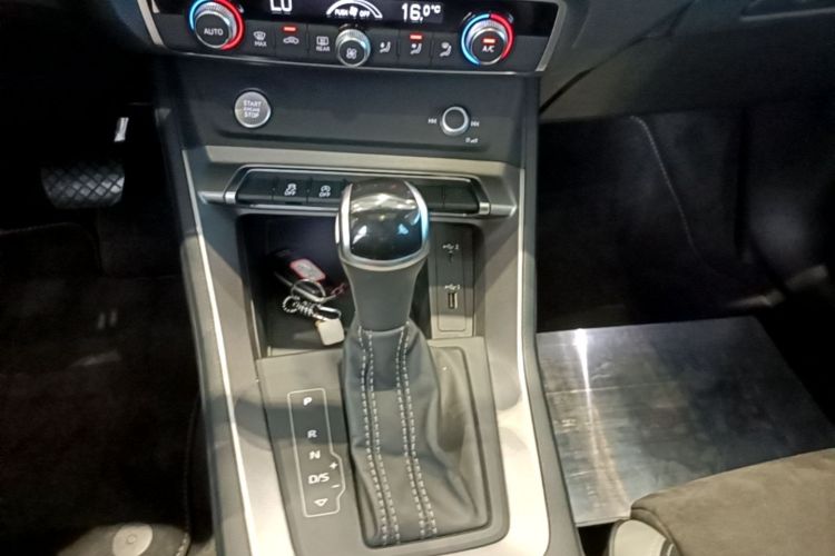 Audi Q3 2020 car image #18
