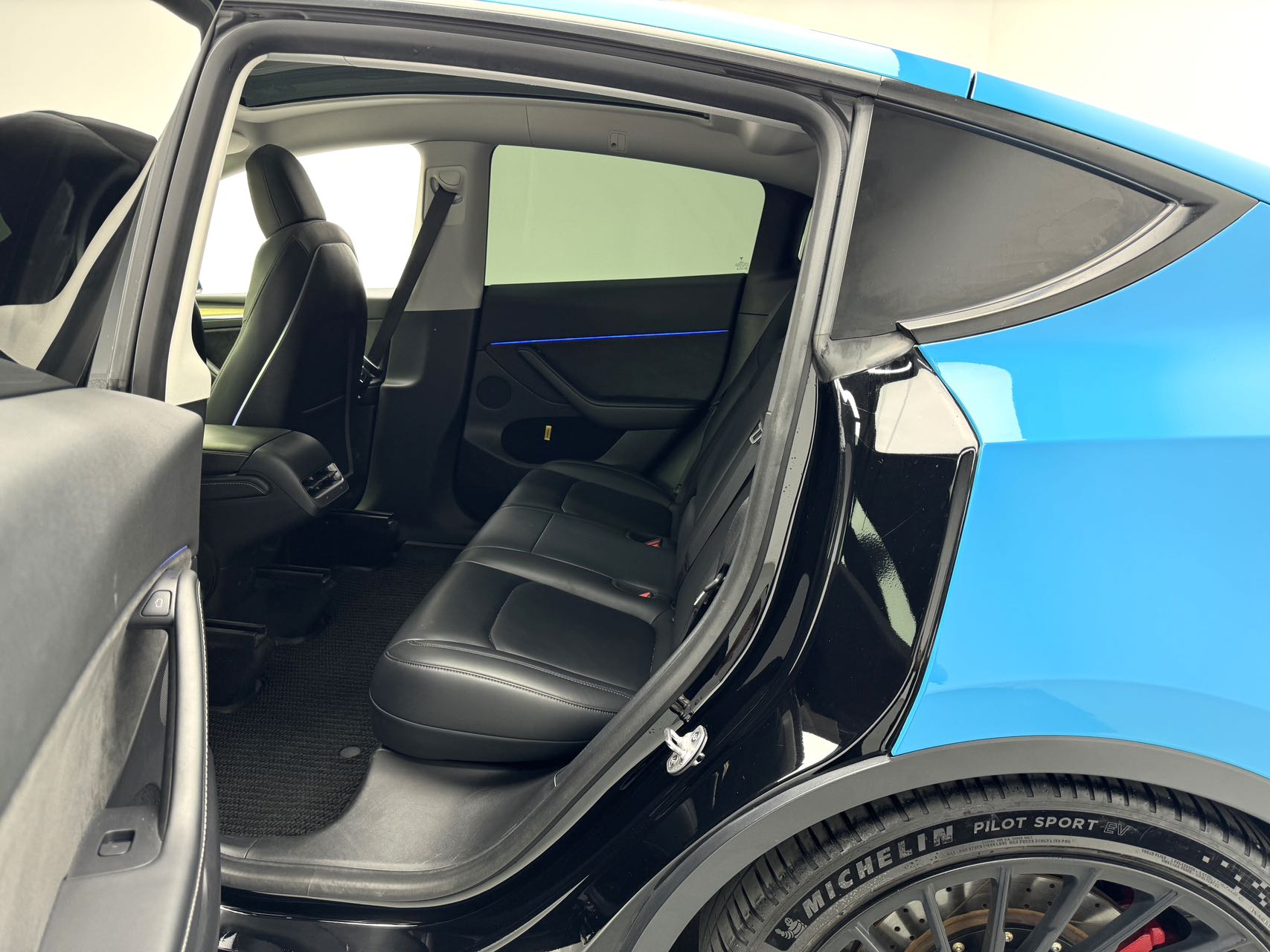 Tesla Model Y 2022 #5 Tesla Model Y 2022 car image #5