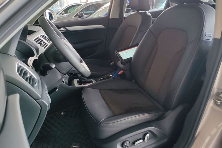 Audi Q3 2018 immagine di auto #15