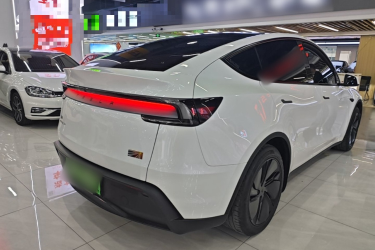 Tesla Model Y 2025 #7 Tesla Model Y 2025 car image #7