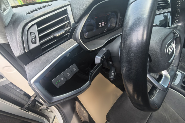 Audi Q3 2020 car image #13