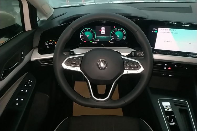 Volkswagen Golf 2023 car image #11
