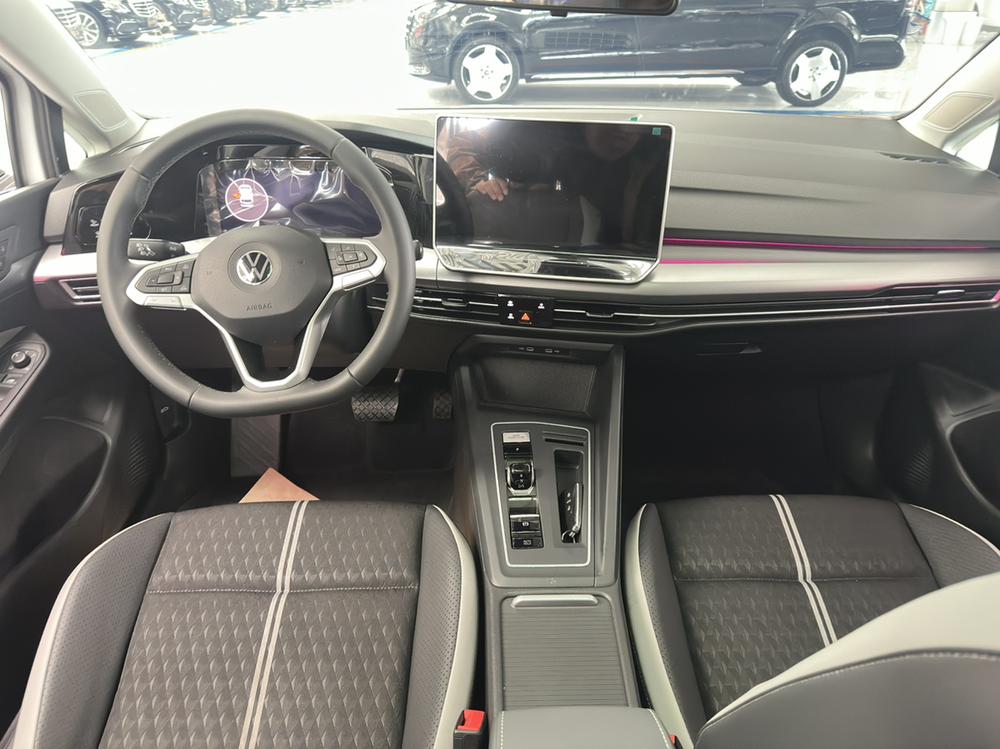 Volkswagen Golf 2025 #10 Volkswagen Golf 2025 car image #10
