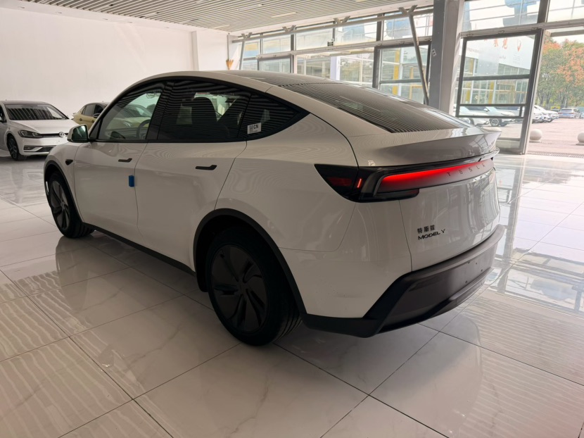 Tesla Model Y 2026 car image #9