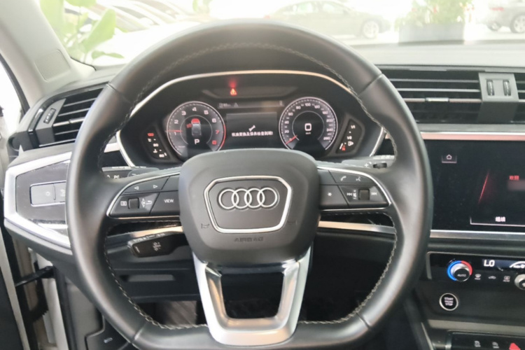 Audi Q3 2023 immagine di auto #11