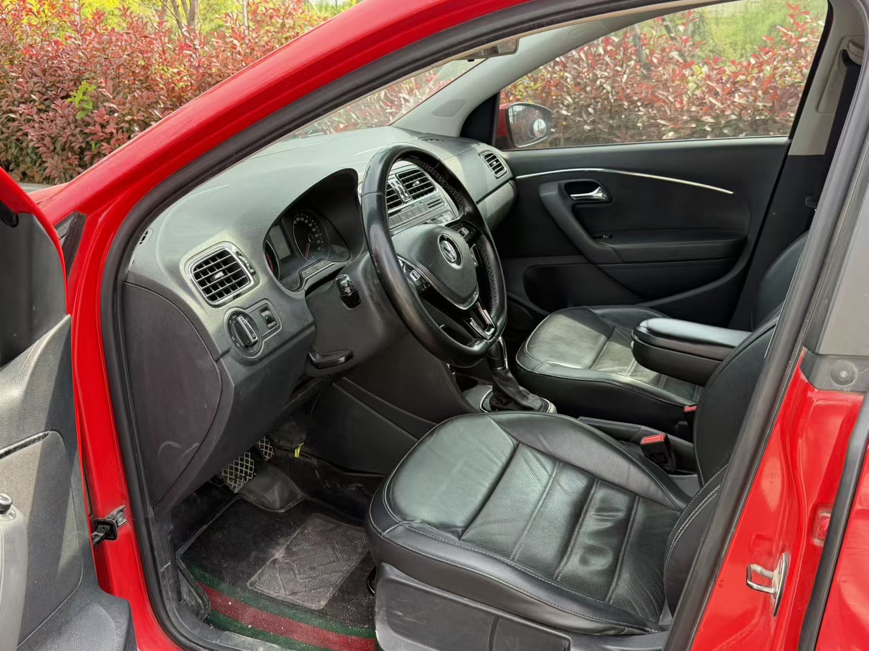Volkswagen Polo 2015 car image #3